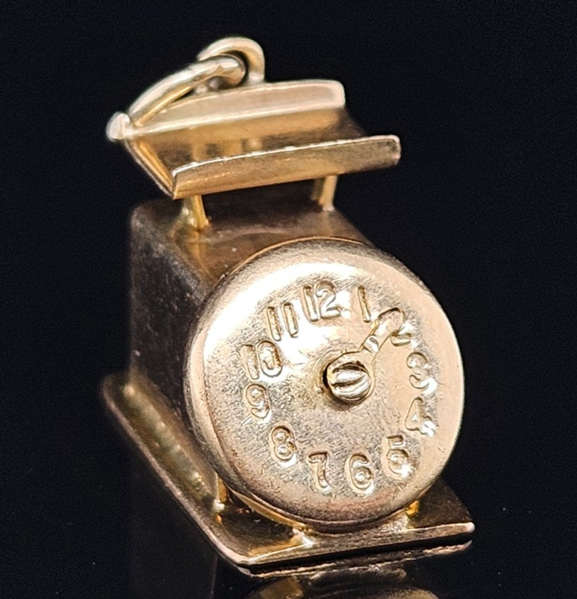 10K Gold KITCHEN SCALE MOVES Charm Pendant Clock Weight 3D Vintage 2 Grams