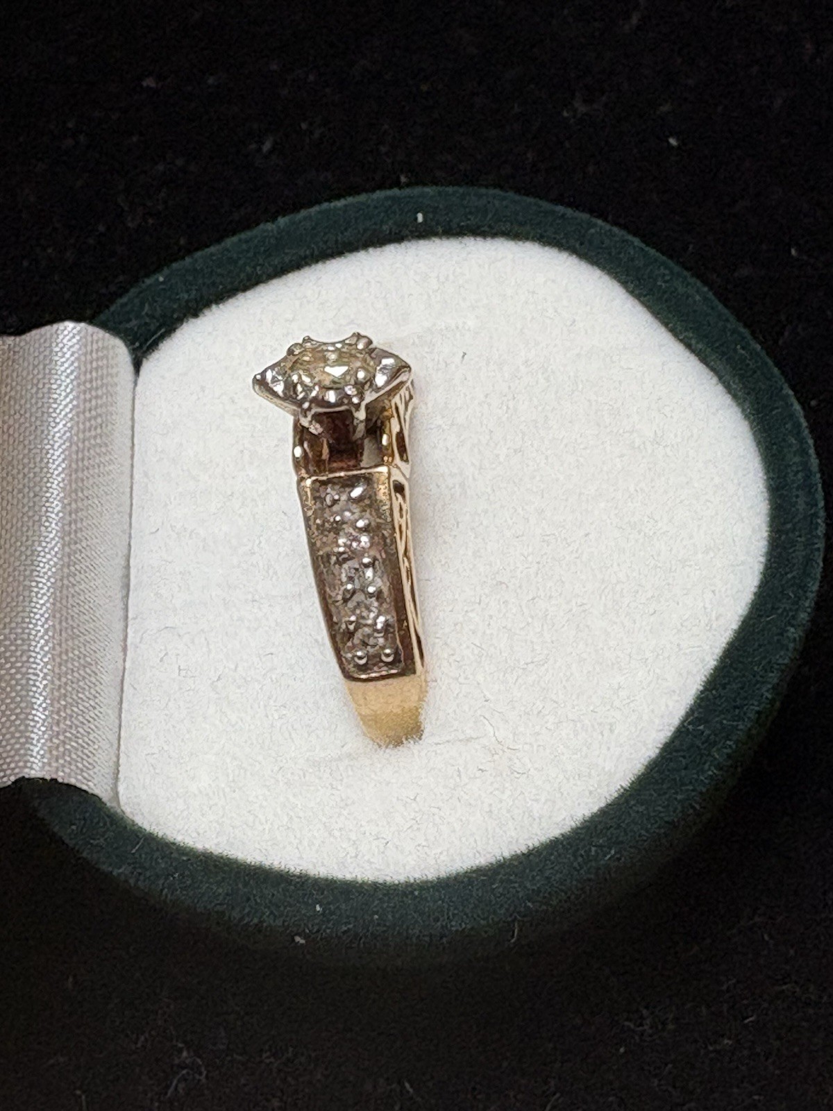 Diamond 10k Yellow Gold Ring 3.2 Grams , Size 7 women’s