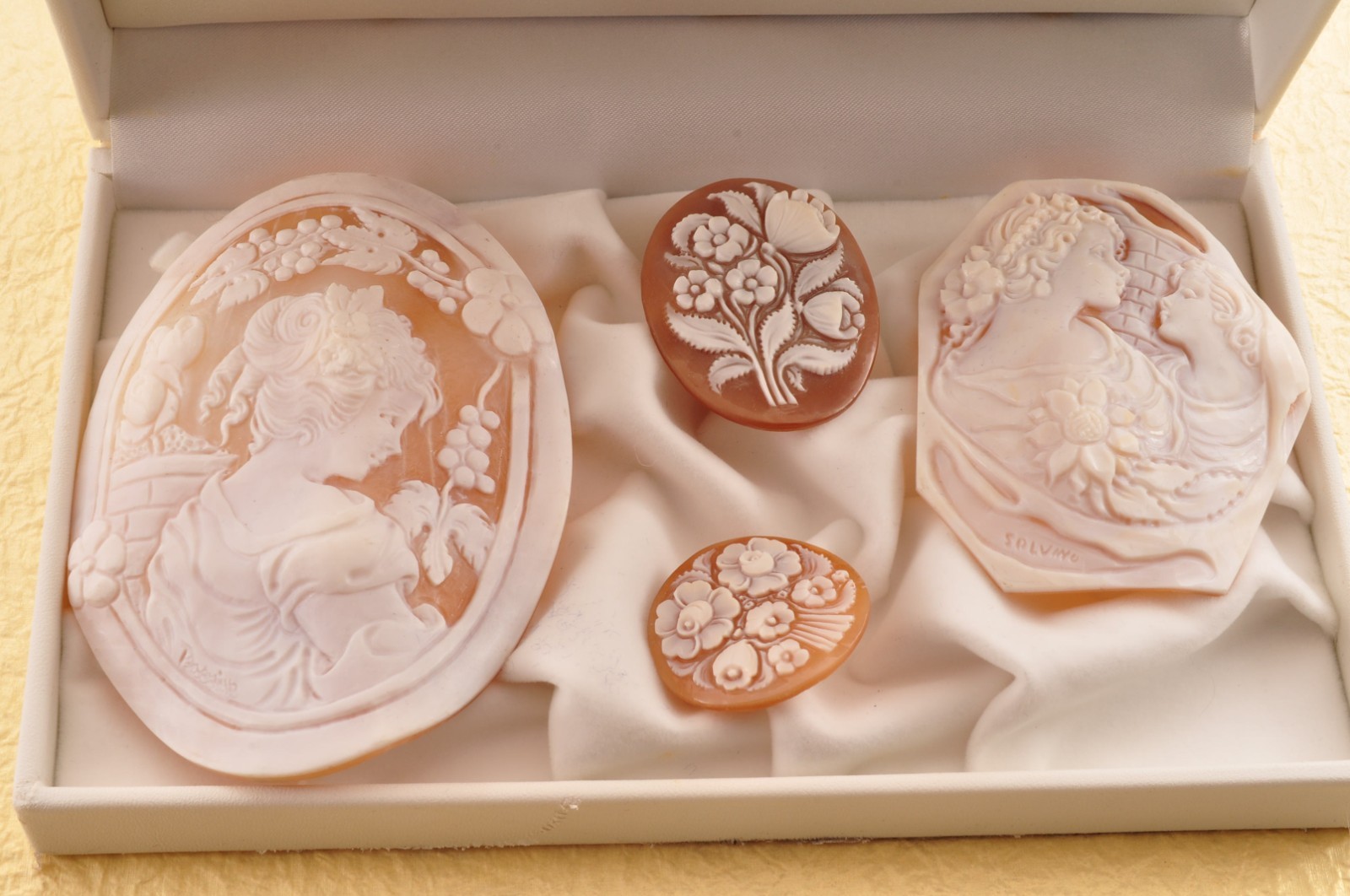 4 items , vintage shell cameo White and brown color (Total 296.0ct) with case.