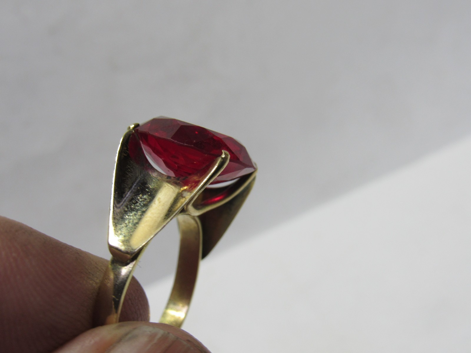 ROUND RED RUBY or sapphire 12.5 – 13 CARATS 14KT YELLOW GOLD MOUNTING RING