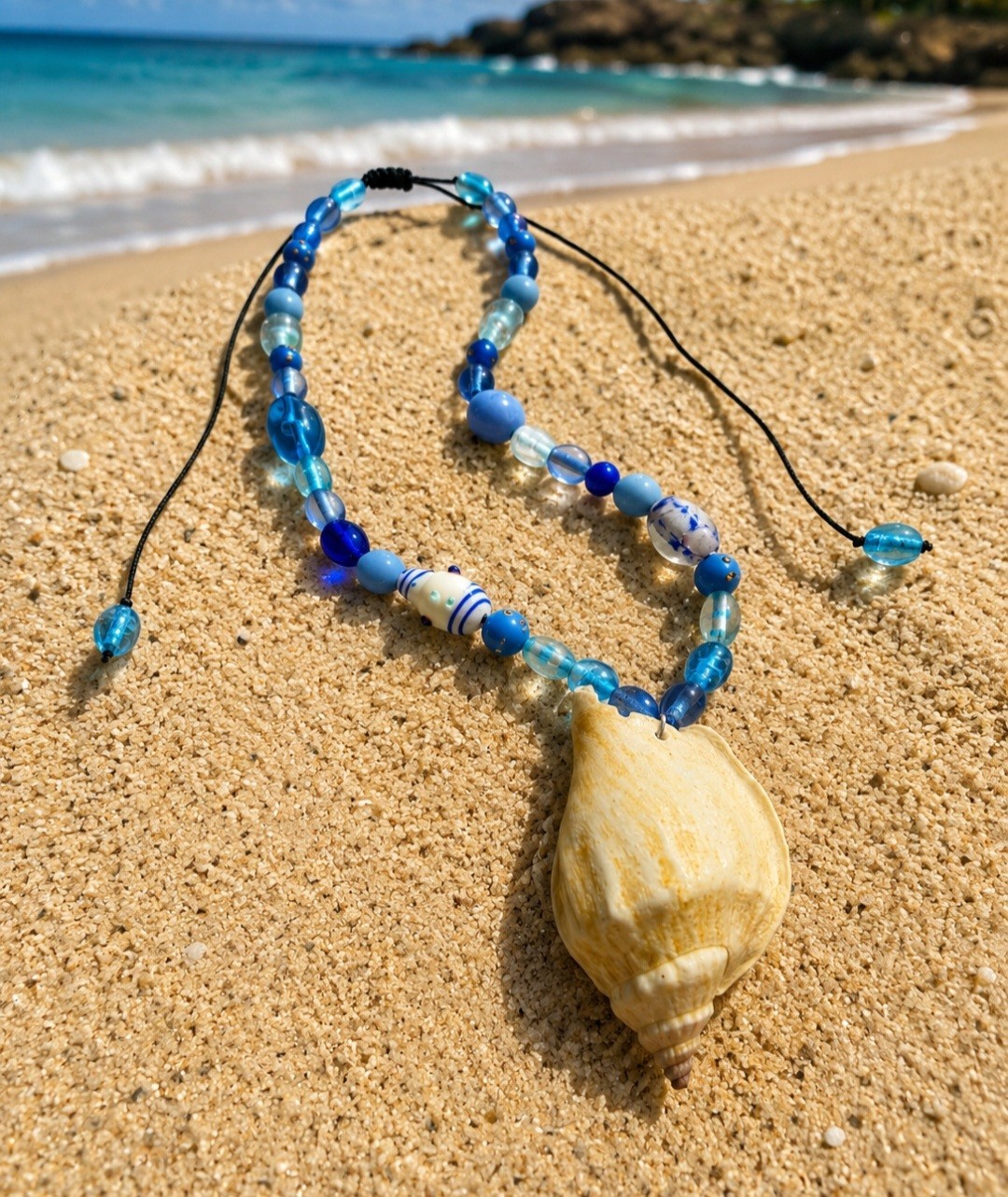 Collar veraniego con caracol y beads en tonos de azul y largo ajustable
