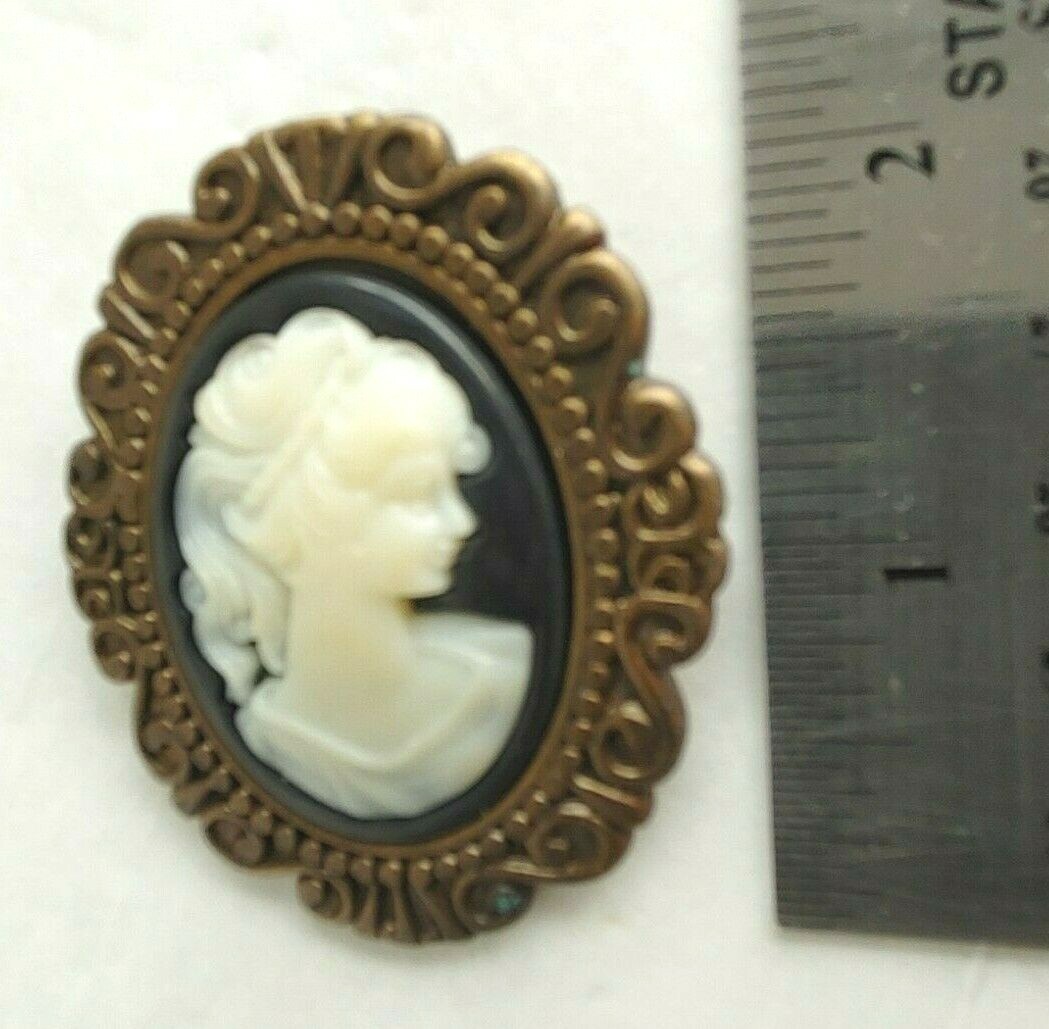 Vintage Cameo Pin Brown Black White Plastic Approximately 2.25″ #16550