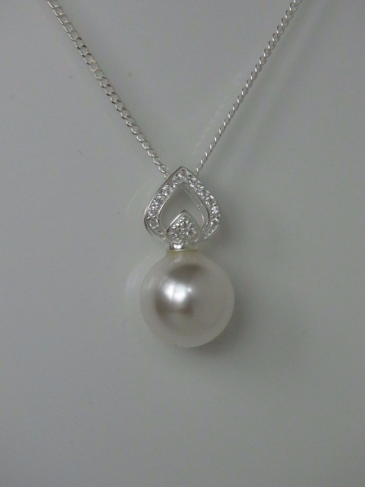 sa5. 925 Sterling Silver Necklace Made With a Swarovski White Pearl Pendant
