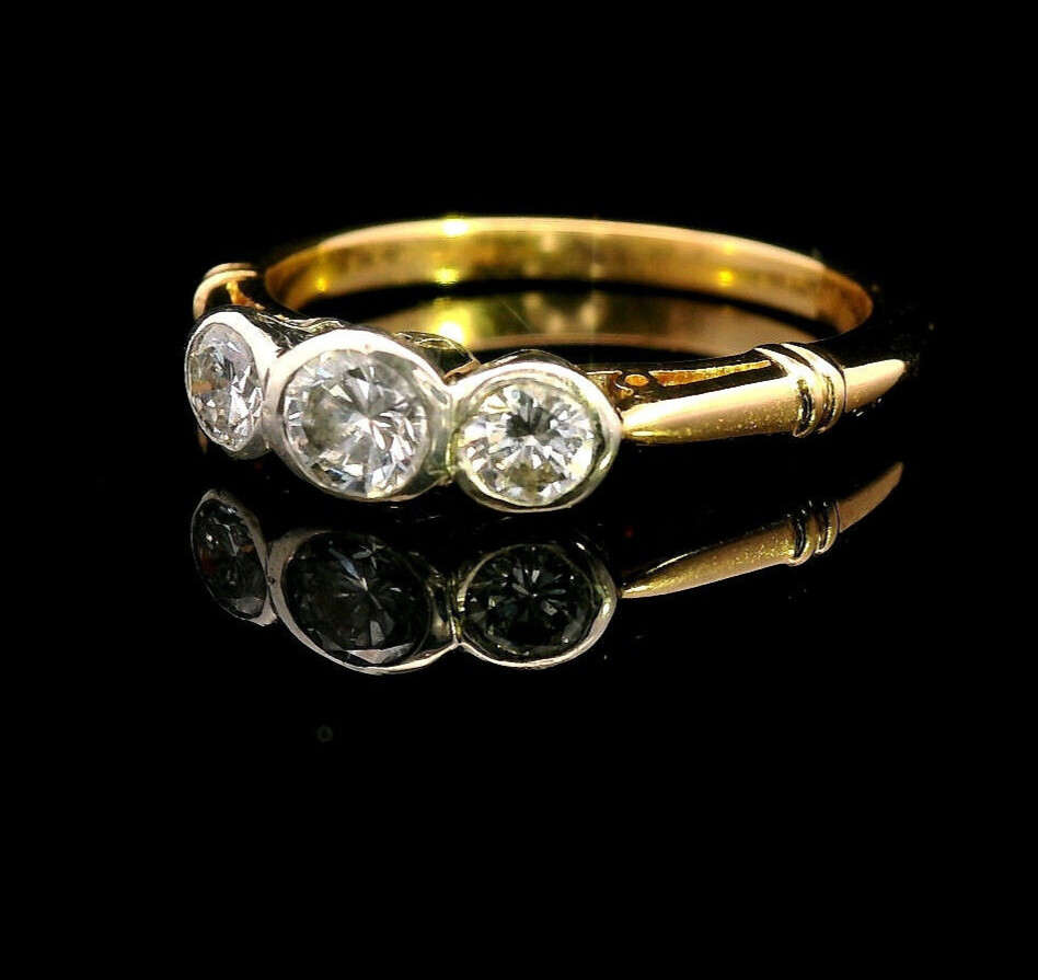 18 ct Yellow and White Gold Diamond Ring, two 0.07ct and a 0.20ct Diamonds