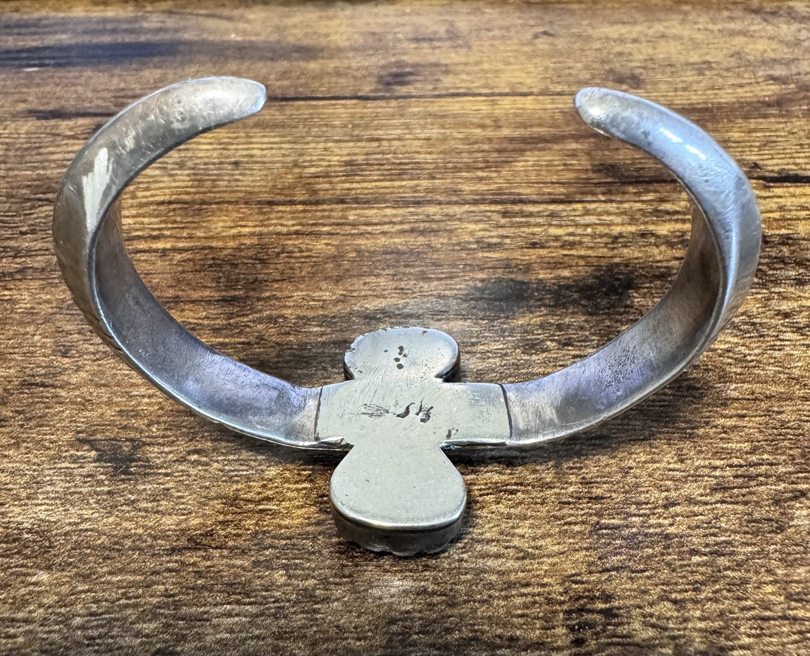 Silver Carinated Turquoise Cuff Bracelet Chiseled – 50g – Early Vtg Southwestern