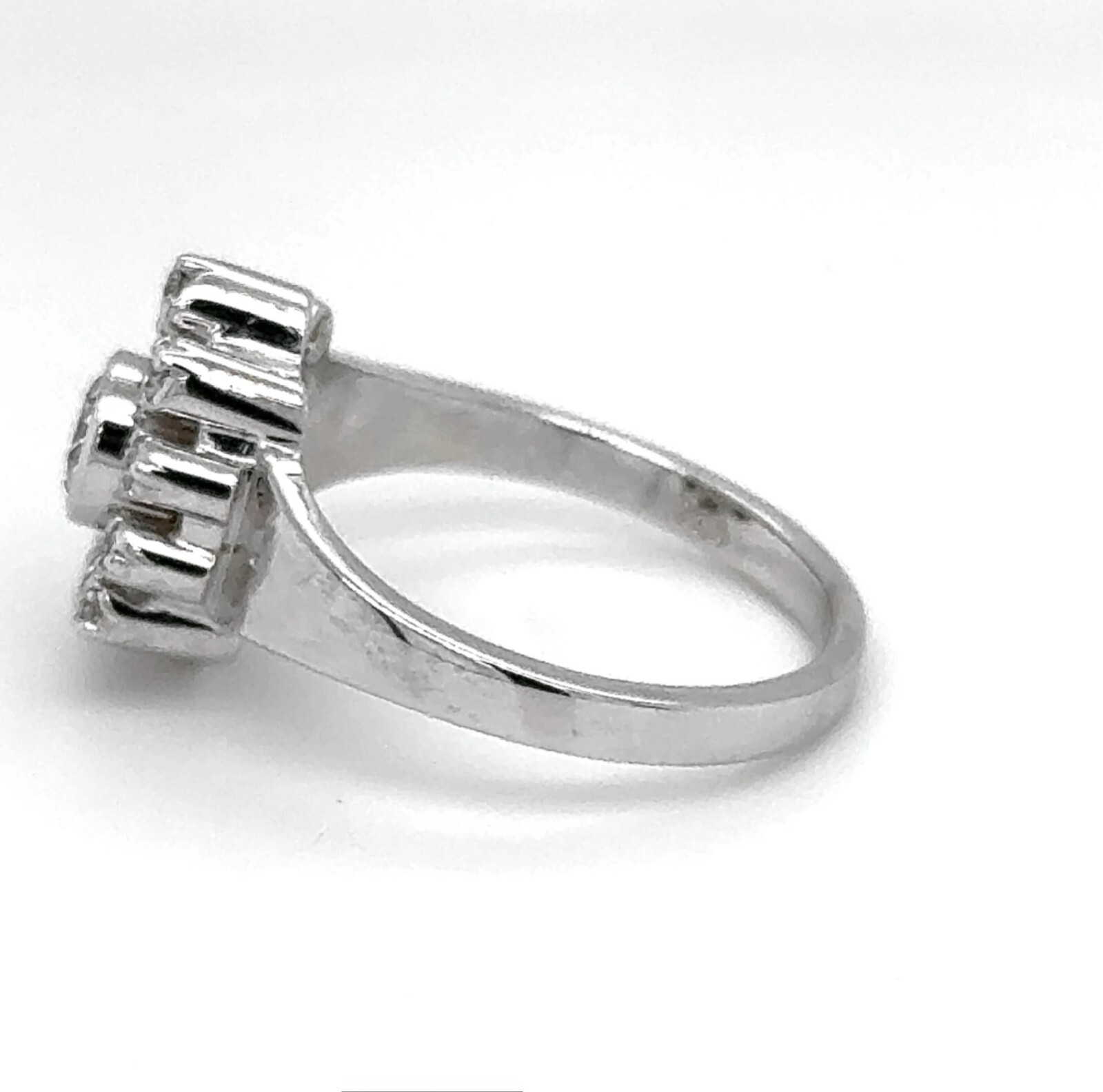 Vintage 18ct (750) White Gold Ring with Fine Diamonds