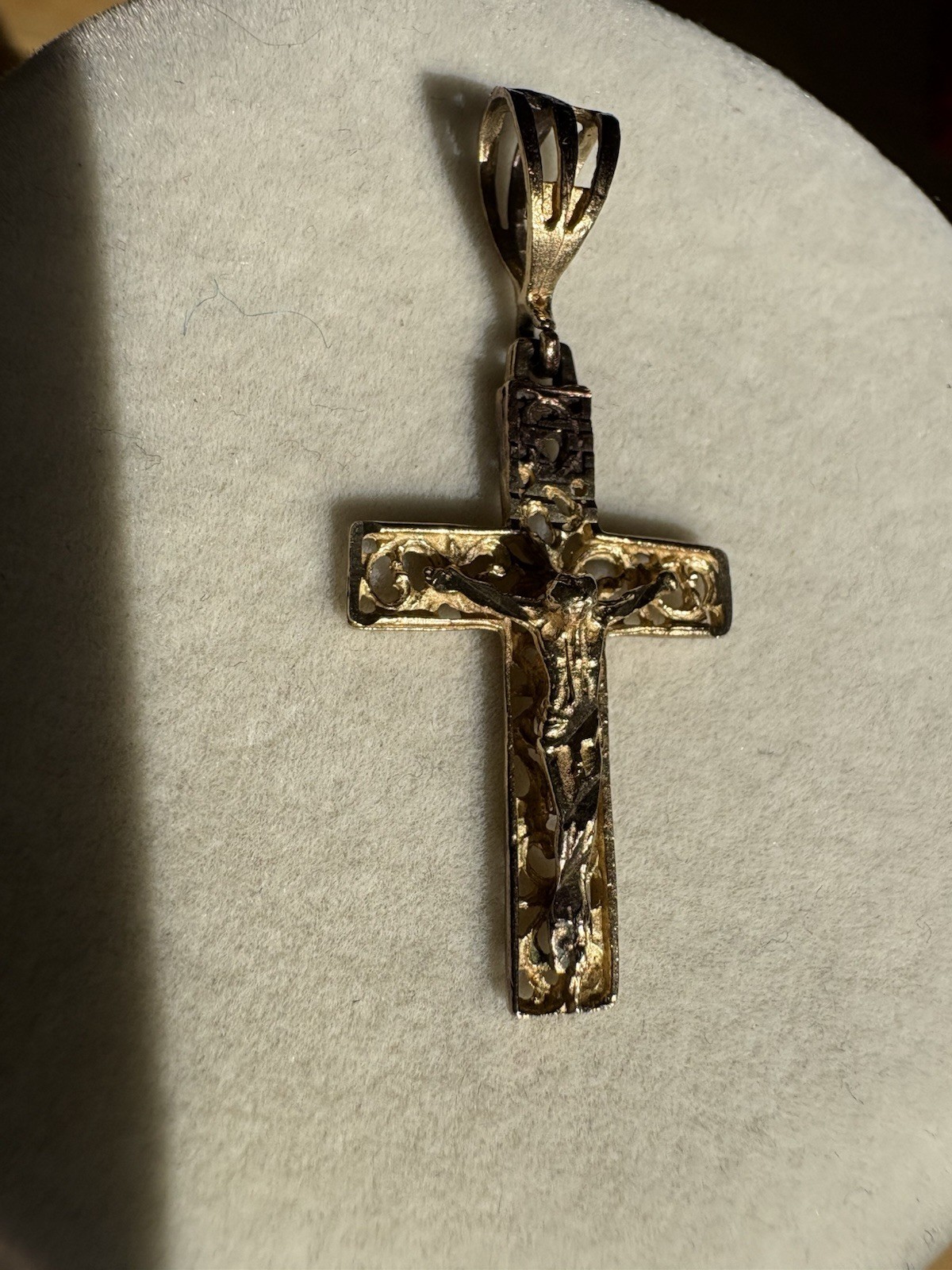 10K Yellow Gold Crucifix Cross Jesus Pendant Intricate Tarnished – 2.4 Grams