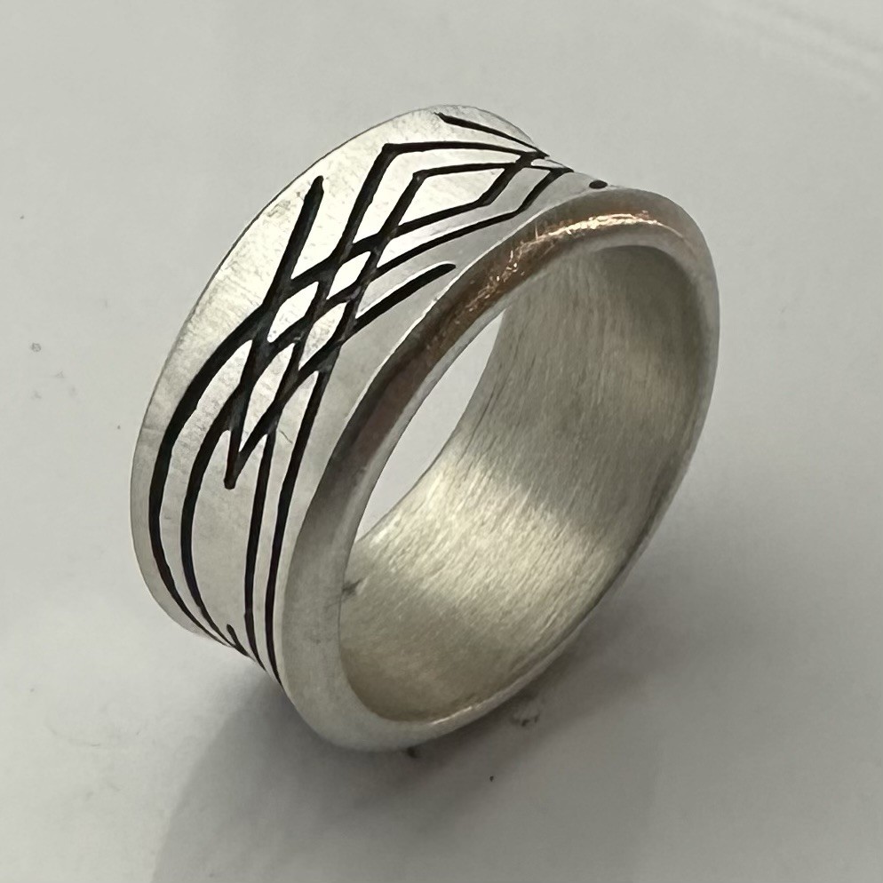MJG STERLING SILVER PINSTRIPE WEDDING RING. STYLE #1 . ENGRAVED . SZ 10 ONLY
