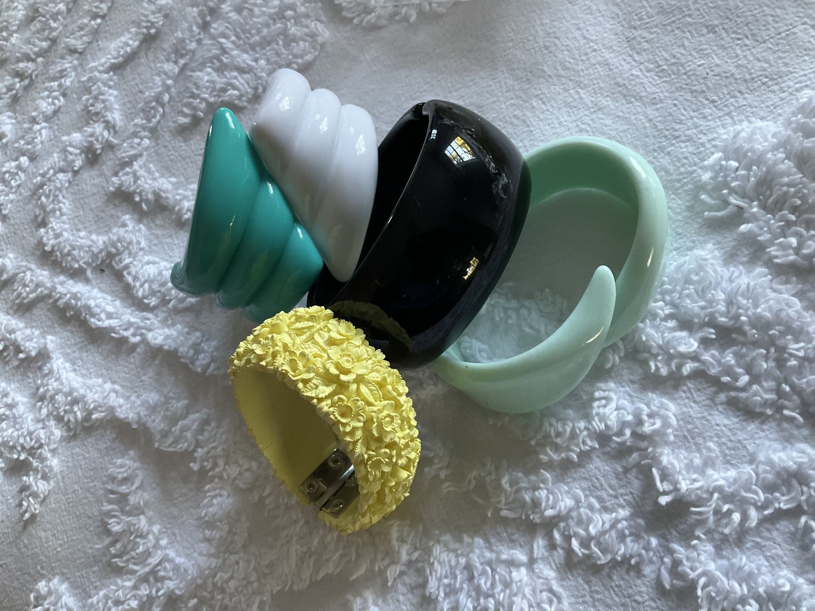 Funky Cool Green Black White Yellow Bangel Set of 4 Lucite Hinged Vintage 80s