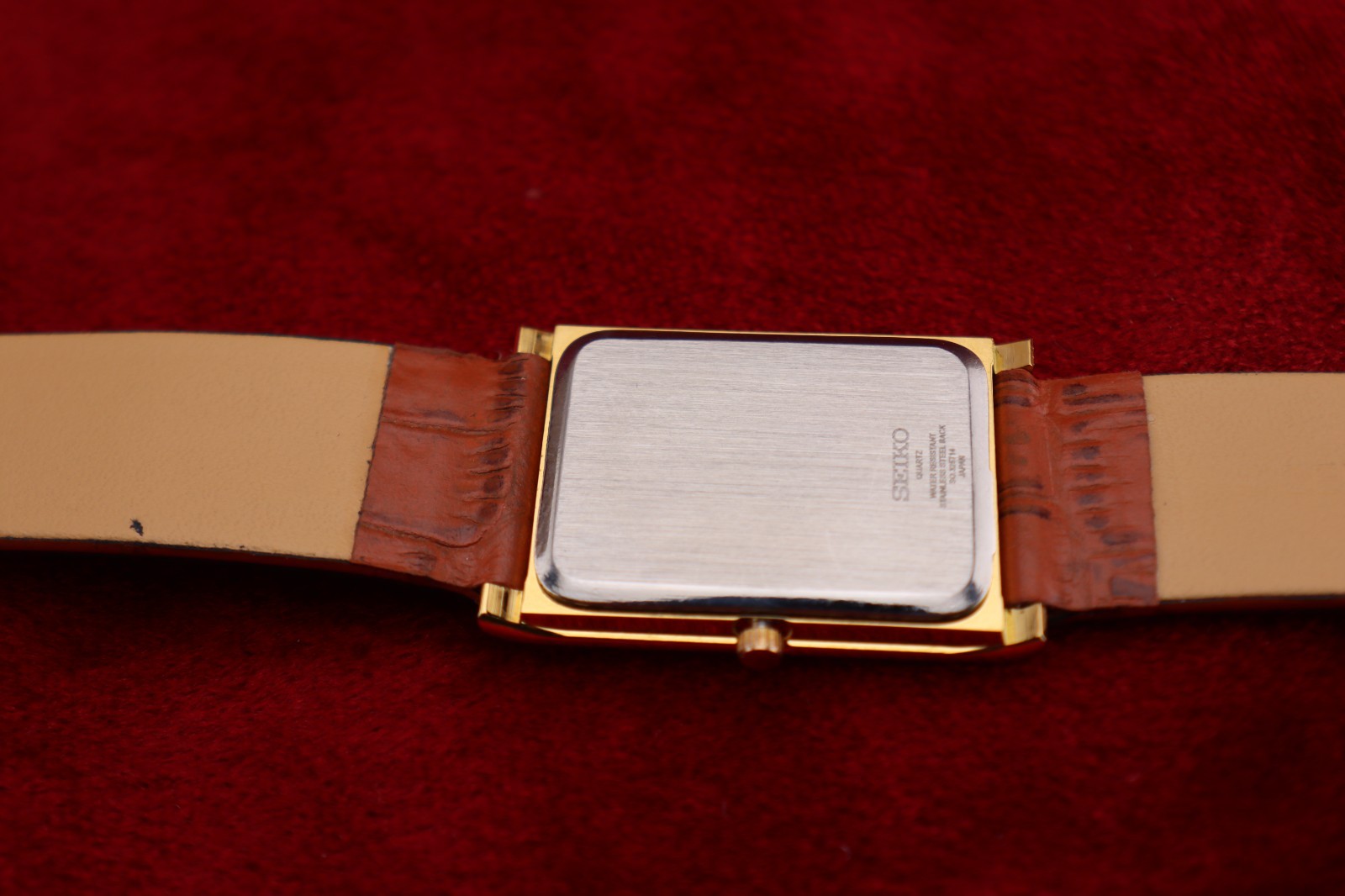 ⌚✨ Vintage Seiko Slim Quartz Gentlemen’s Red Dial ,Light Brown Dress Watch