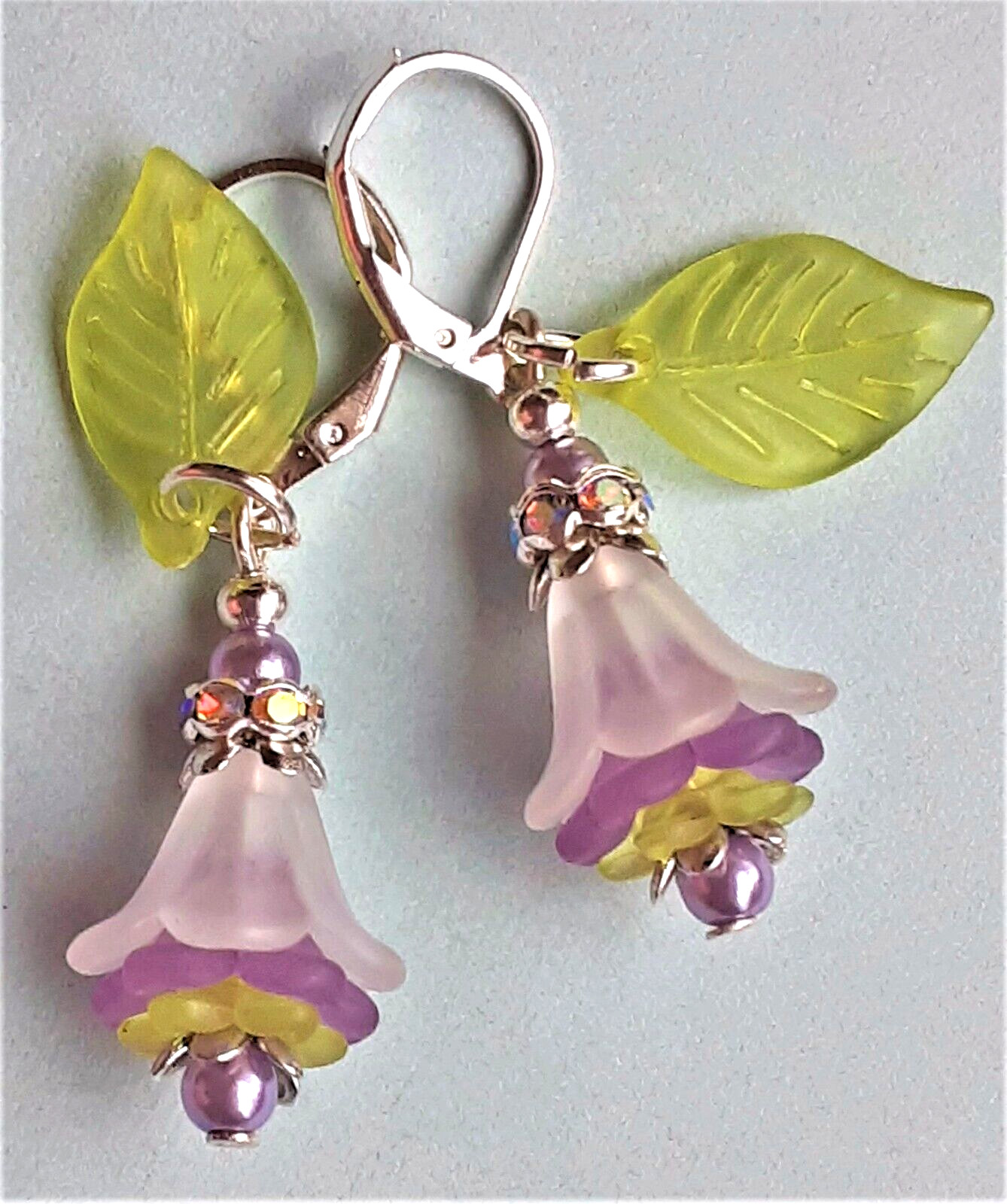 WHITE LAVENDER acrylic FLOWER AB CRYSTAL GLASS PEARL earring SP LEVER BACK XX
