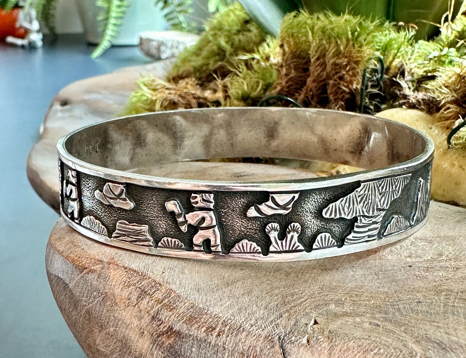 RARE Navajo FLOYD BECENTI Sterling Silver Traditional Storyteller Bangle Vintage