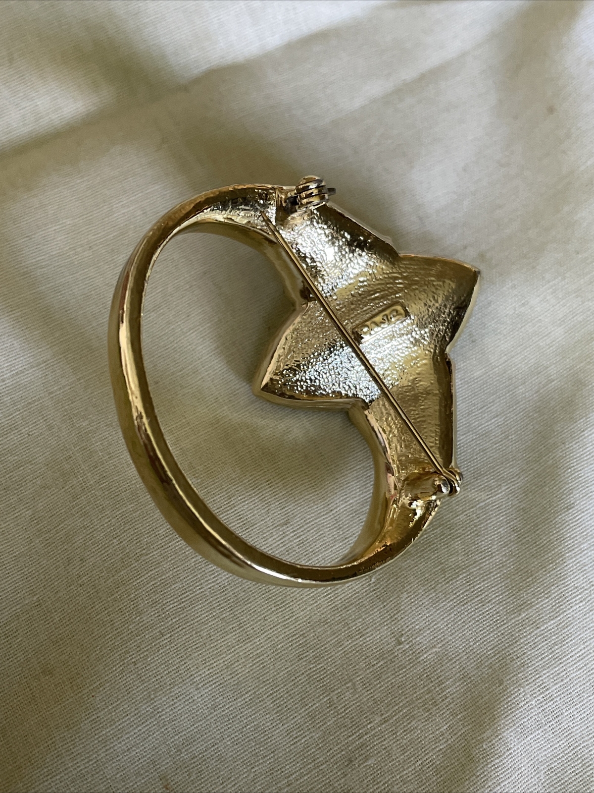 Vintage AJC Gold Tone Ring Style Pin Brooch VV-32