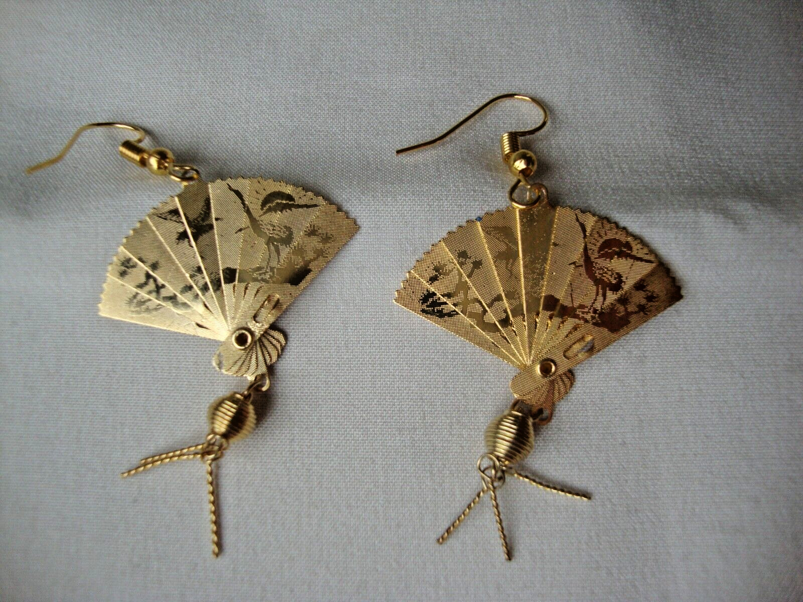 Vtg Charming Classic Chinese Phoenix & Crane Enamel Etched Folding Fan Earring