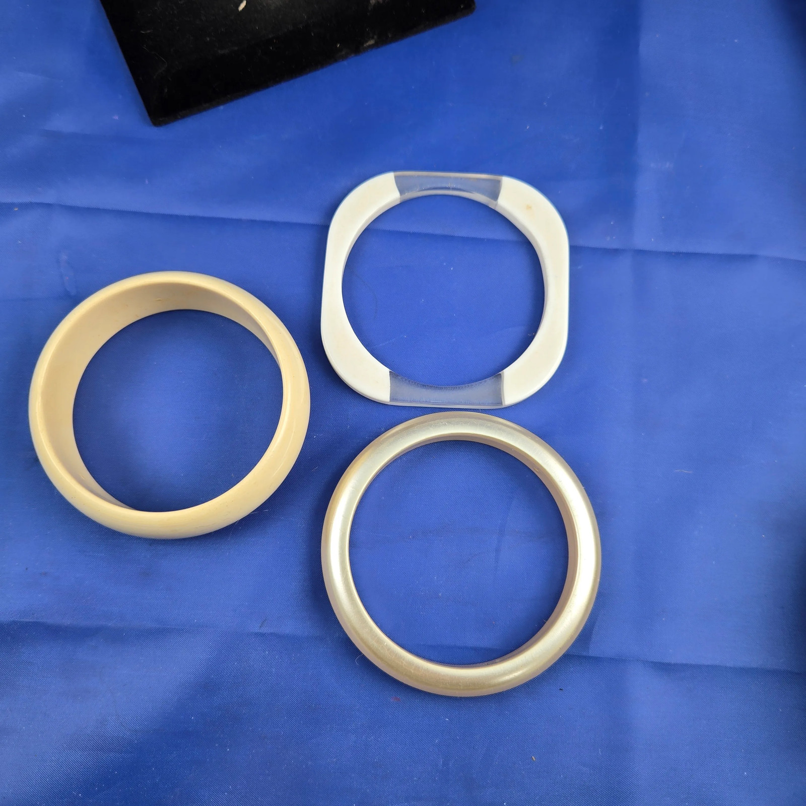 Lot of 3 Cream Beige Bangle Bracelets 2.5″ Diameter