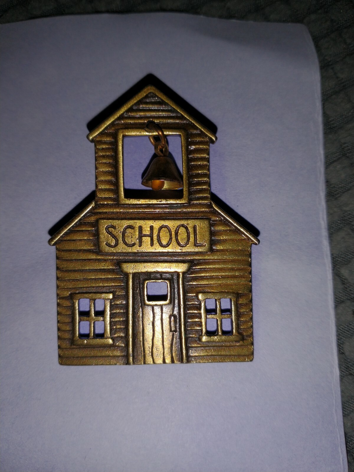 “JJ” Jonette Jewelry Gold Pewter ‘Old Time One Room SCHOOL HOUSE’ Pin w/Bell