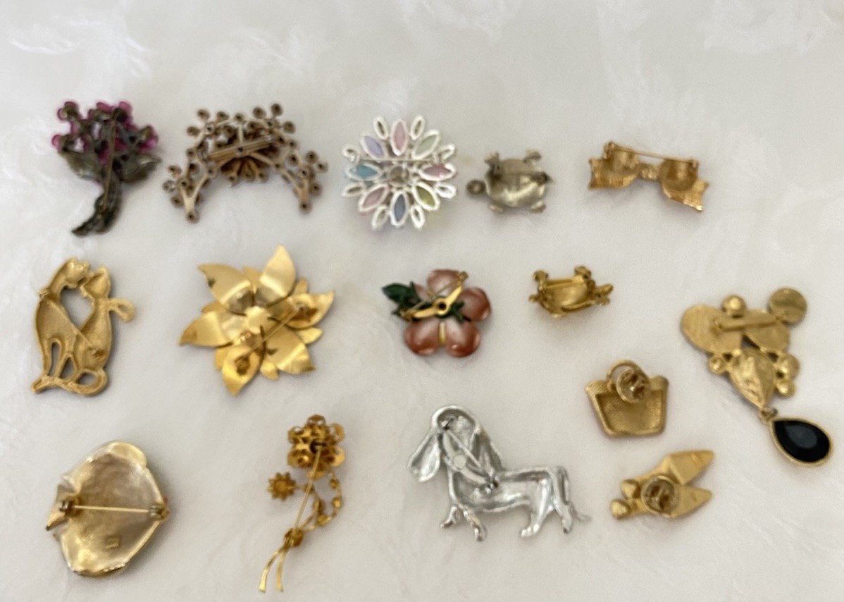 Vintage Lot Of 15 Brooches Some Signed