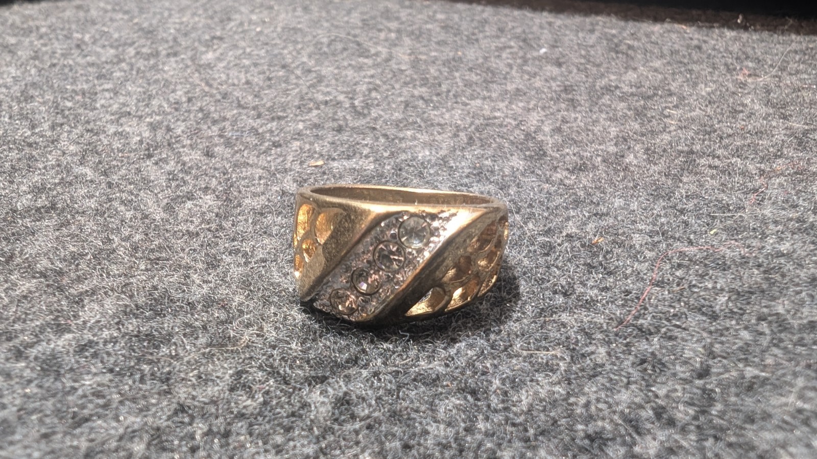 14K Yellow Gold Band Ring Size 8 White Round Crystal Inlay Diamond Accents