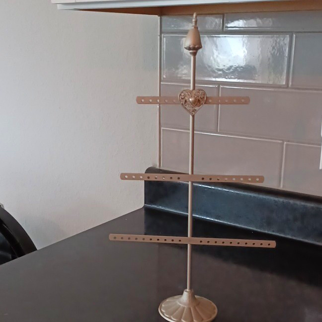 Metal Hanging Jewelry Stand for Earrings, Beige Heart Theme, Holds 30 Pairs