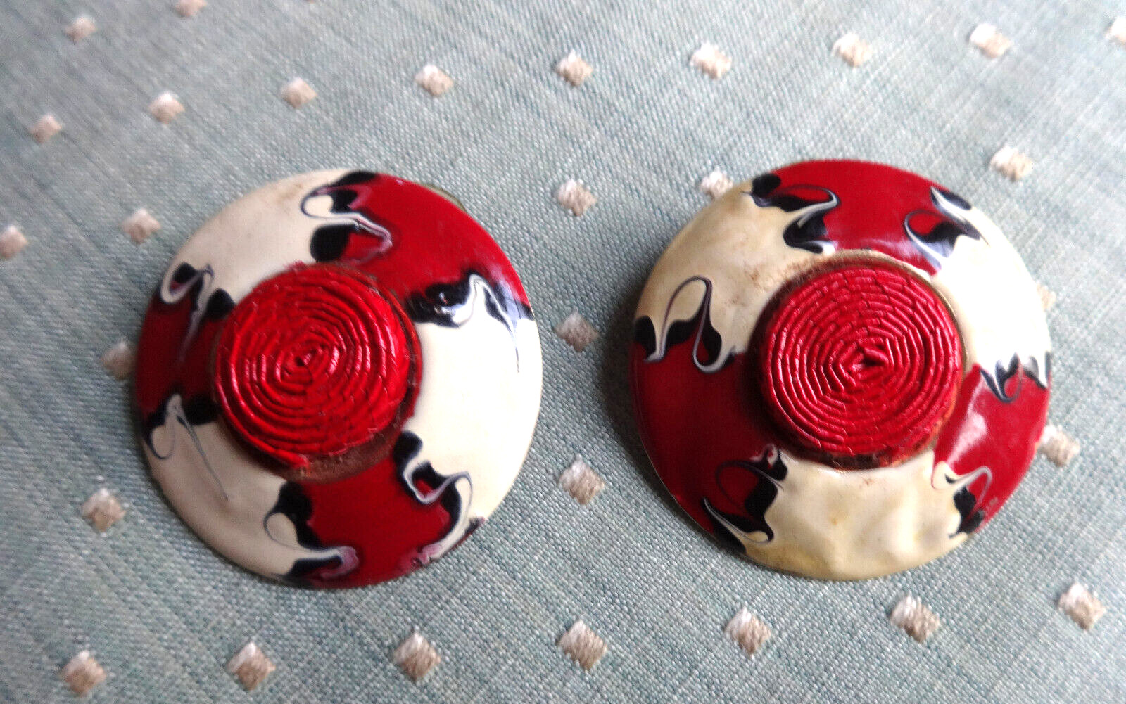 VTG DISC BUTTON ABSTRACT BRUTALIST ETHNIC RED BLK WH PIERCED EARRINGS GOLD TONE
