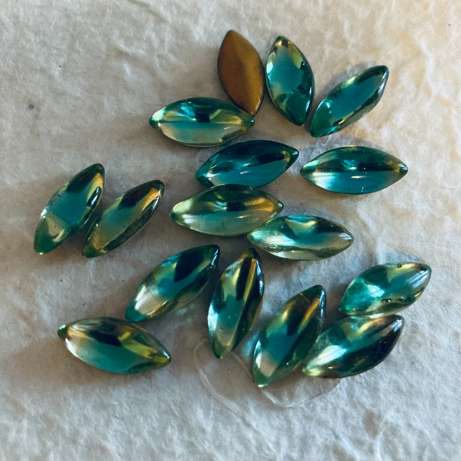 AM1136 Vintage glass navettes 15x7mm jonquil/teal bombe top gold foil (16)