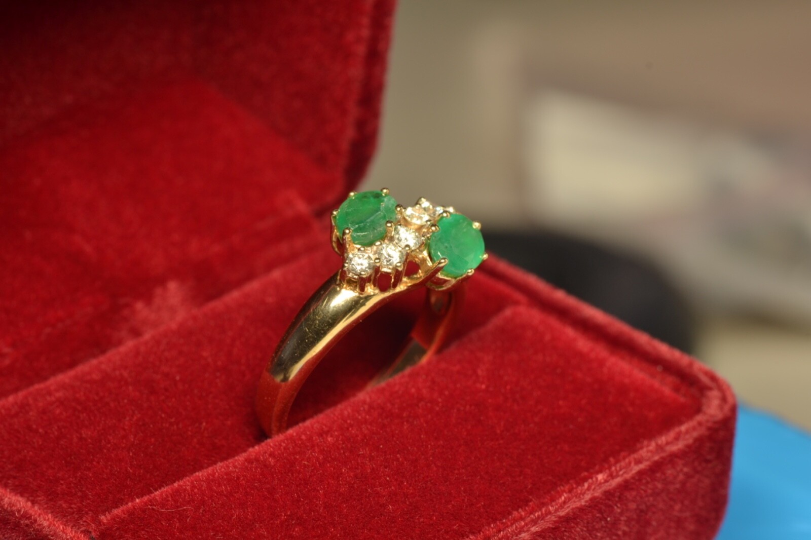 14k gold ring 1.8ct green emerald brilliant 0.27ct 6.7gr. Estimate: 1600€