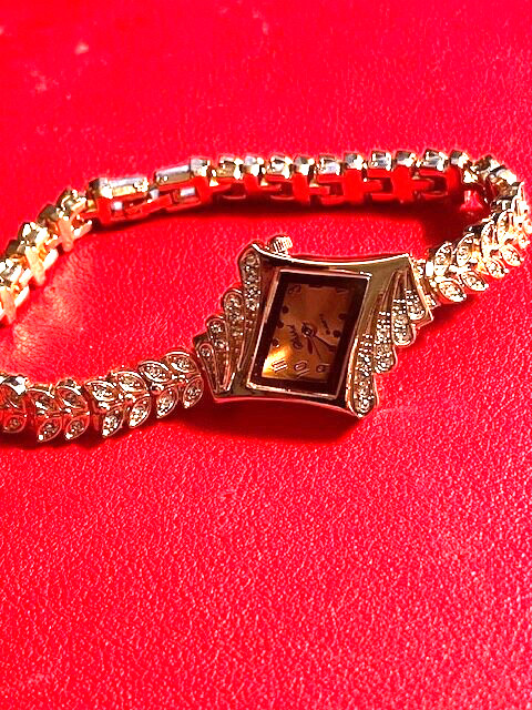 New Womens Petite Dia/Gold Classy, Nice pretty girl timepiece.New battery..LOOK
