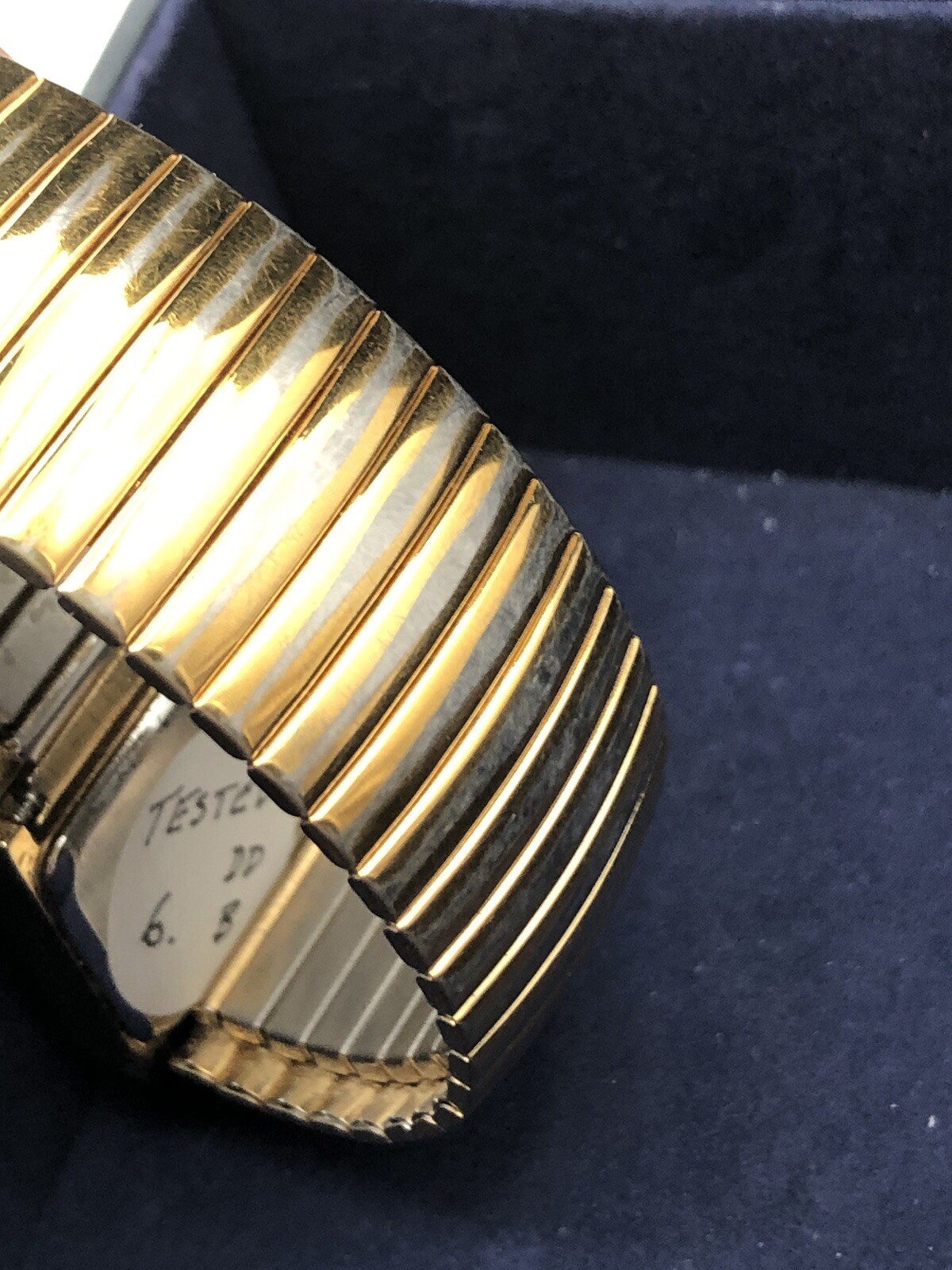 JOAN RIVERS V377 Classic Collection Gold Tone QUARTZ WATCH w/Stretch Band