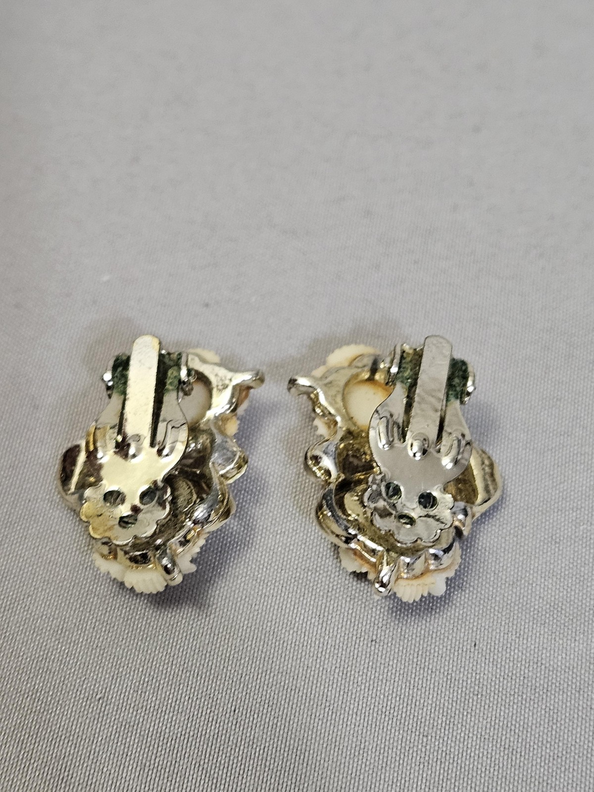 White Flower Clip-On Earrings Womens Resin Rose Rhinestone Gold Tone Vintage