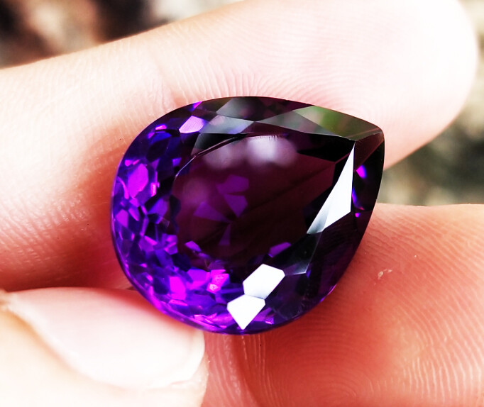 20.50cts. 21x17mm. PAER BEST PURPLE AMETHYST EXCELLENT CUT, GREAT FIRE!