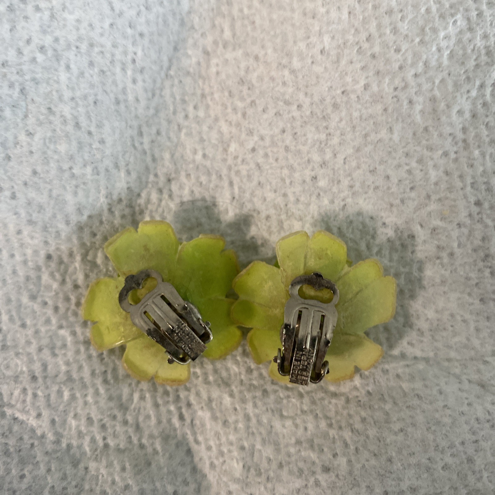VINTAGE APPLE GREEN YELLOW WESTERN GERMANY CLIP ROSE FLOWER CELLULOID EARRINGS