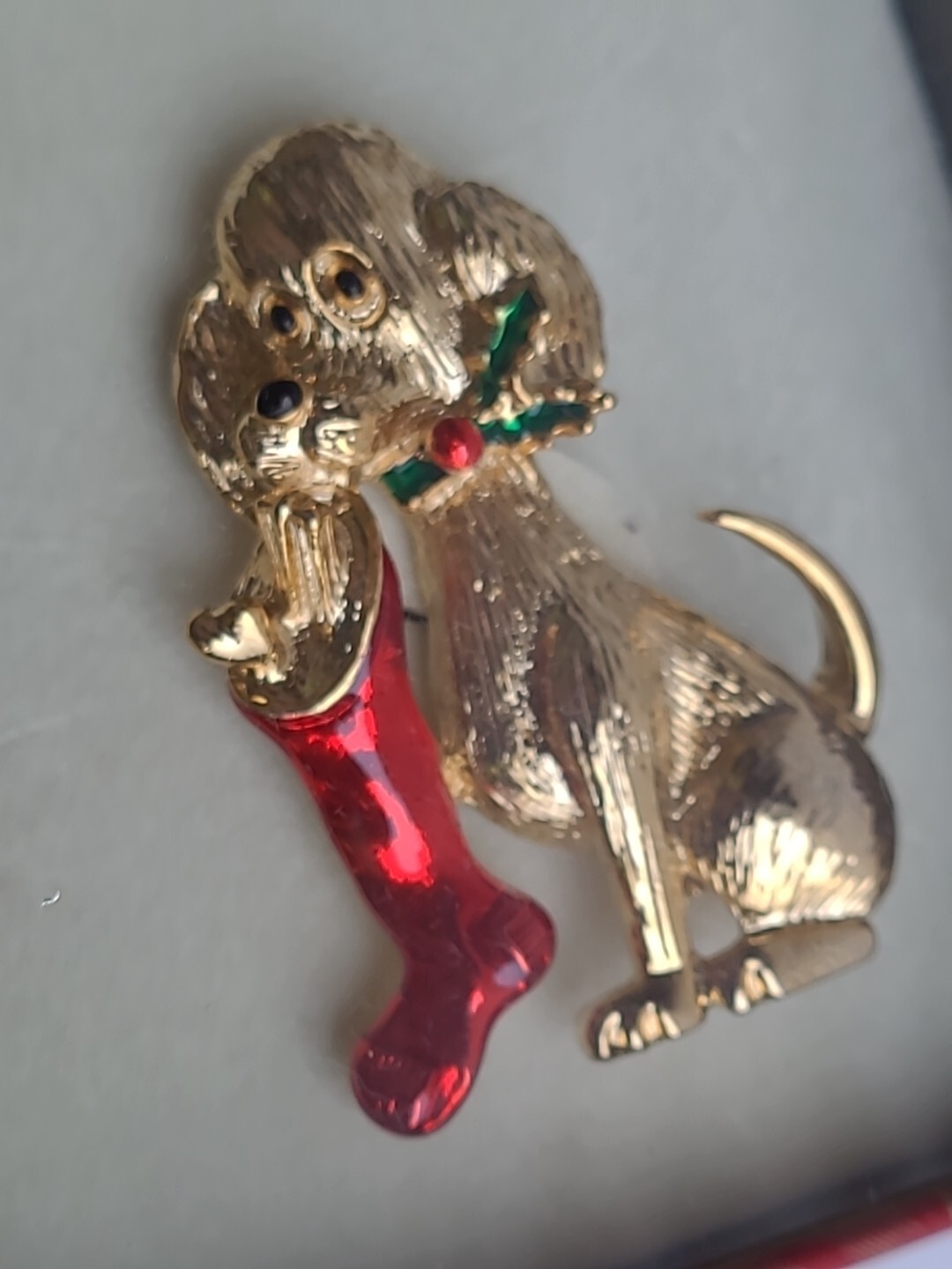 NEW Vtg Gerry’s Christmas Puppy Hound Dog Stocking Gold Tone Textured Pin Brooch