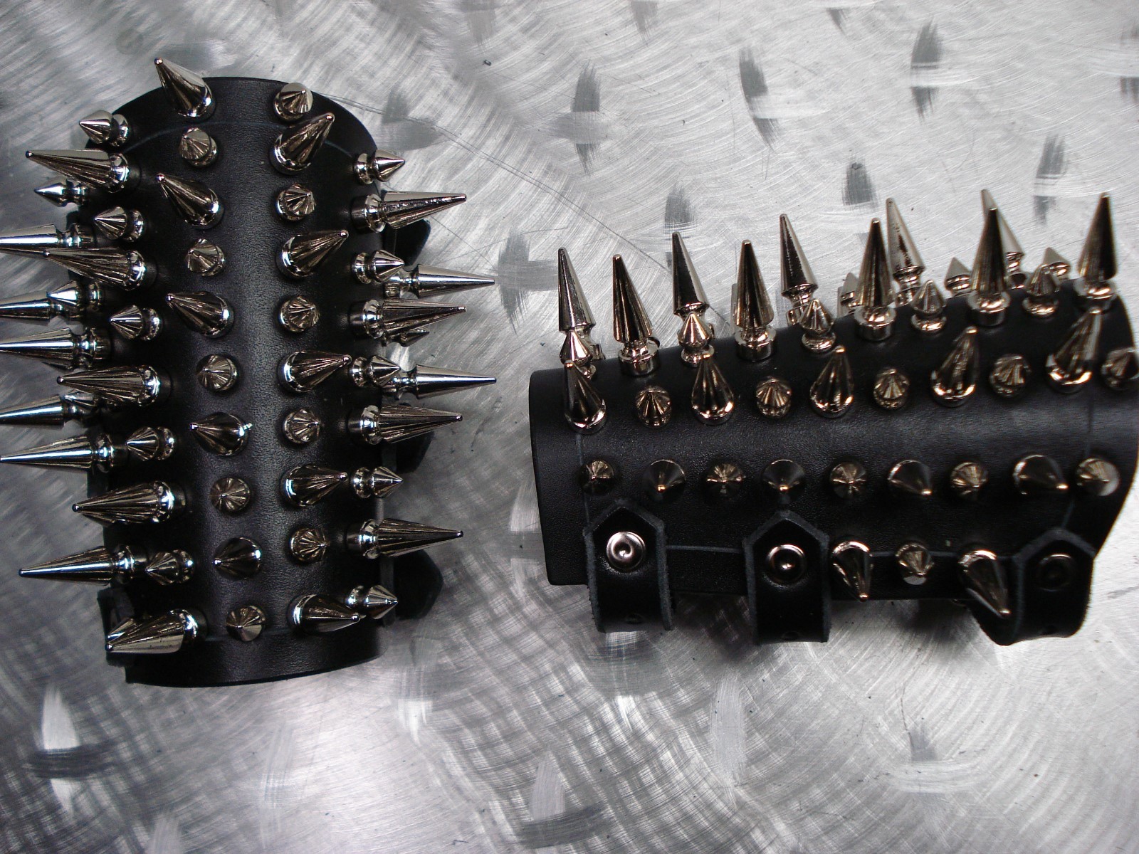 UNISEX BRACELET SMALL SIZE MIXED SPIKES.BLACK METAL. (MDLUB0267)……CONQUEROR