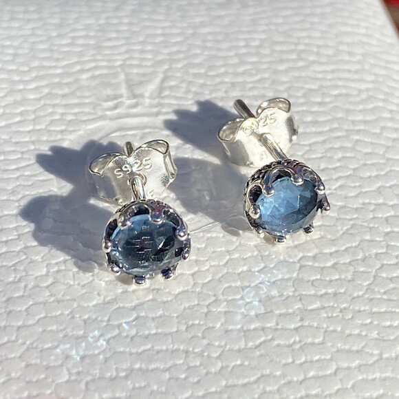 Brand New Genuine Pandora S925 BLUE Sparkling Crown Stud CZ Earrings 298311NMB