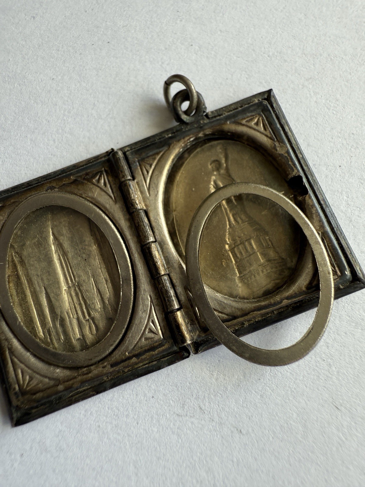 Vintage New York Souvenir Book Locket Die-Struck Statue Liberty Skyline c1935-45