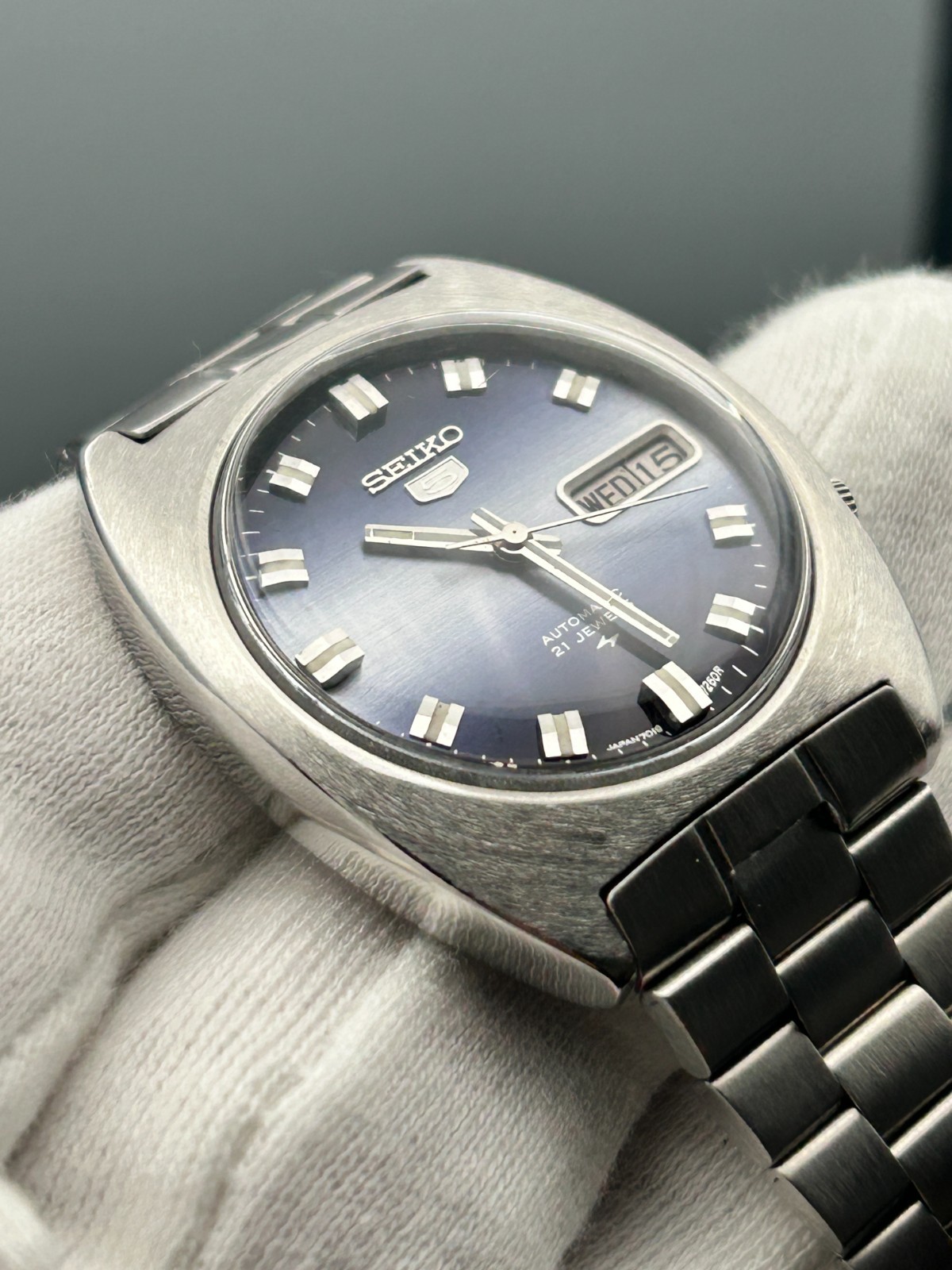 Vintage Seiko 5 Automatic Gradient Blue 21J Day/Date Men’s Wrist Watch Japan