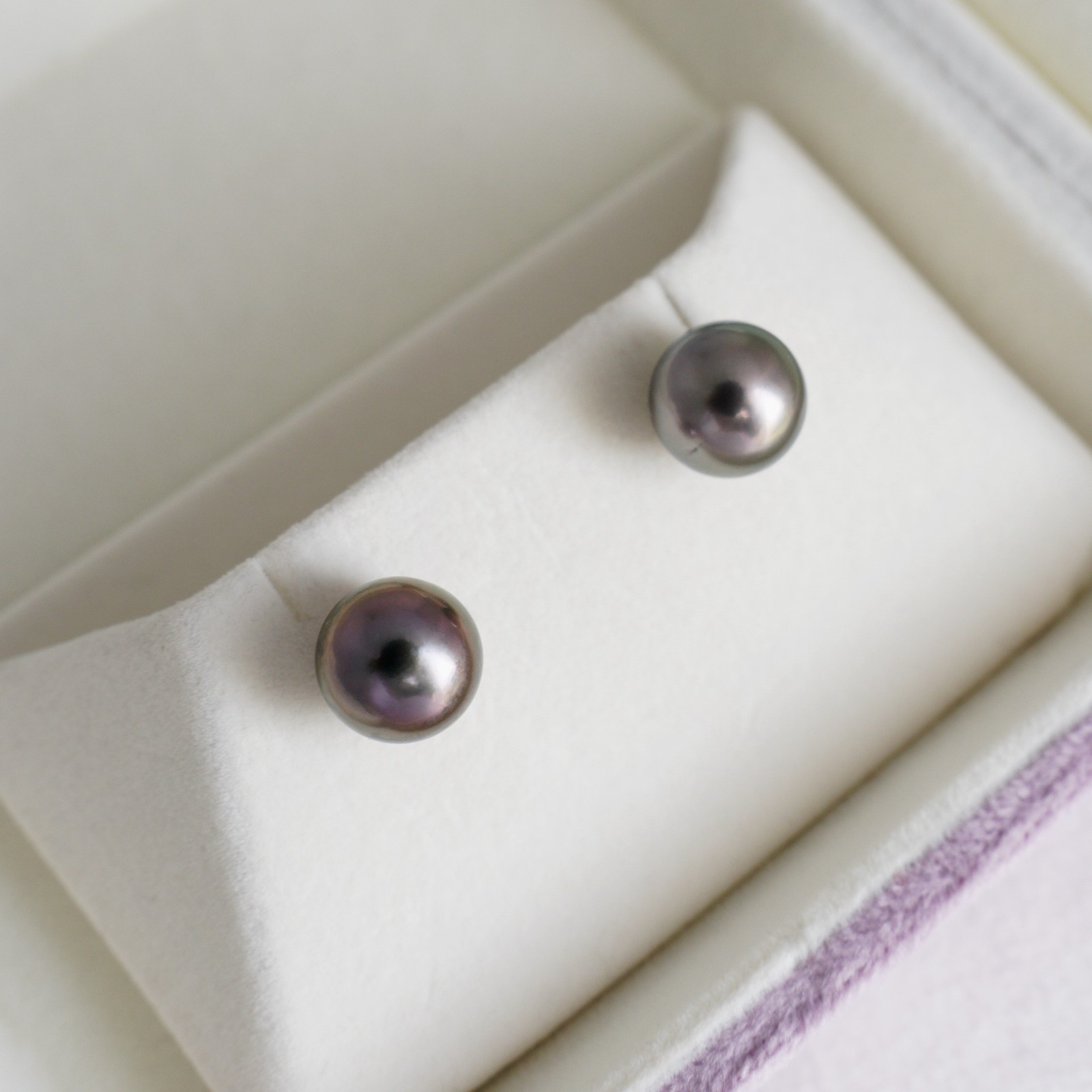 AAA High Luster 9.7mm Round Purple Tahitian Pearl Stud Earrings 18Kt Yellow Gold