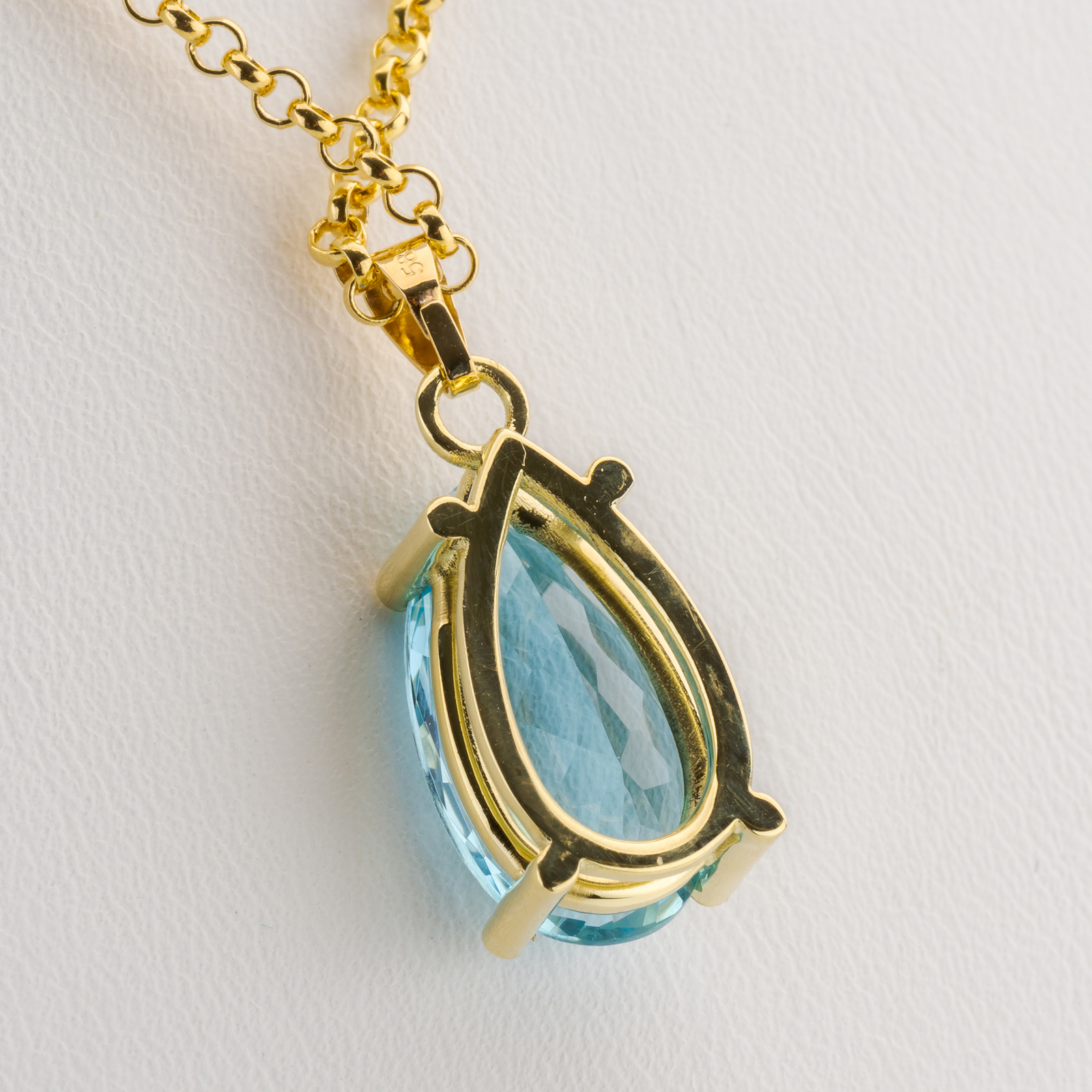 14k gold pendant with an aquamarine