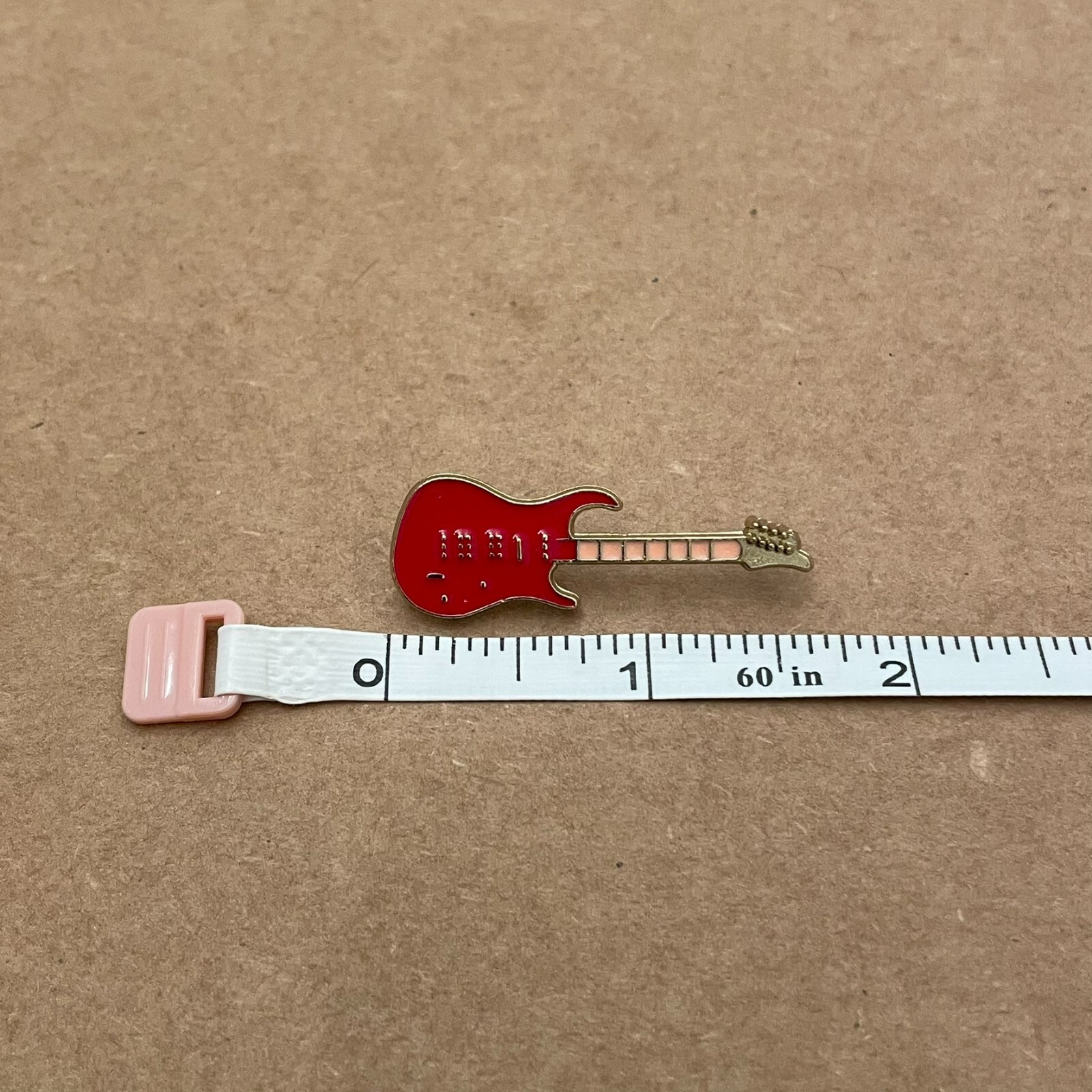 Pin – Red Electric Guitar – Rock ‘n’ Roll Style (enamel pin / lapel pin)