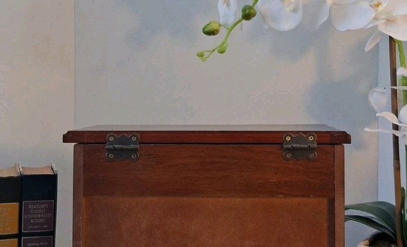 VTG ’90s “Powell” Wood Jewelry Bombe Chest; 4 Drawer Bombe Cabinet Burled Wood