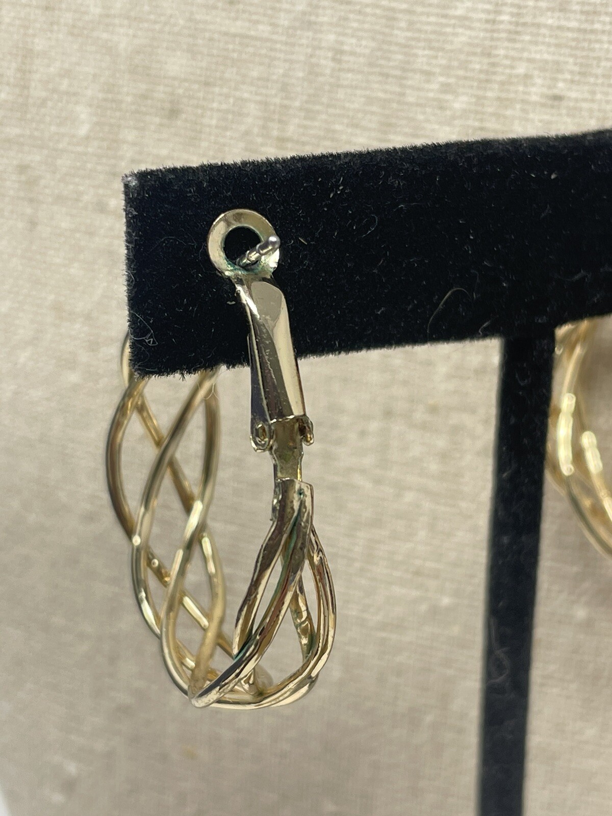 Vintage Gold Tone Lattice Weave Hoop Earrings Interwoven Basket Open Work Latch