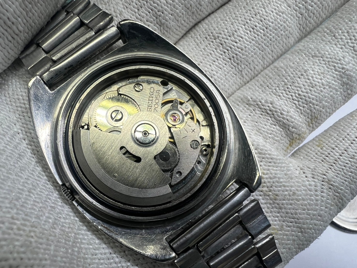 76. Seiko wristwatch 7005-8120 R date 37 mm running