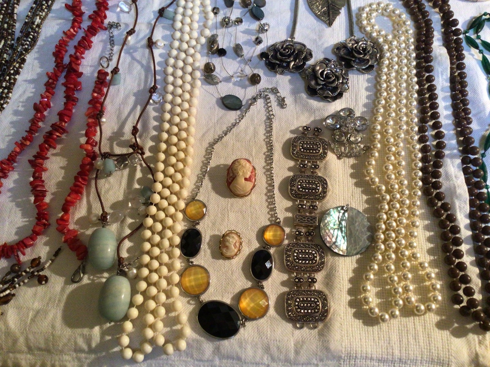 MAX LOT WITH NATURAL CORAL BRACELETS NECKLACES RINGS WITH BOXES