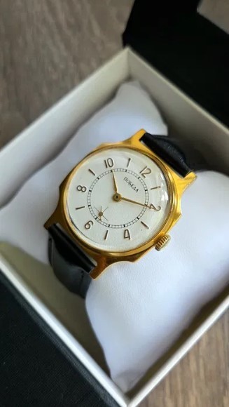 Vintage Soviet Pobeda Mechanical Wristwatch – Original Gold-Plated Case AU10