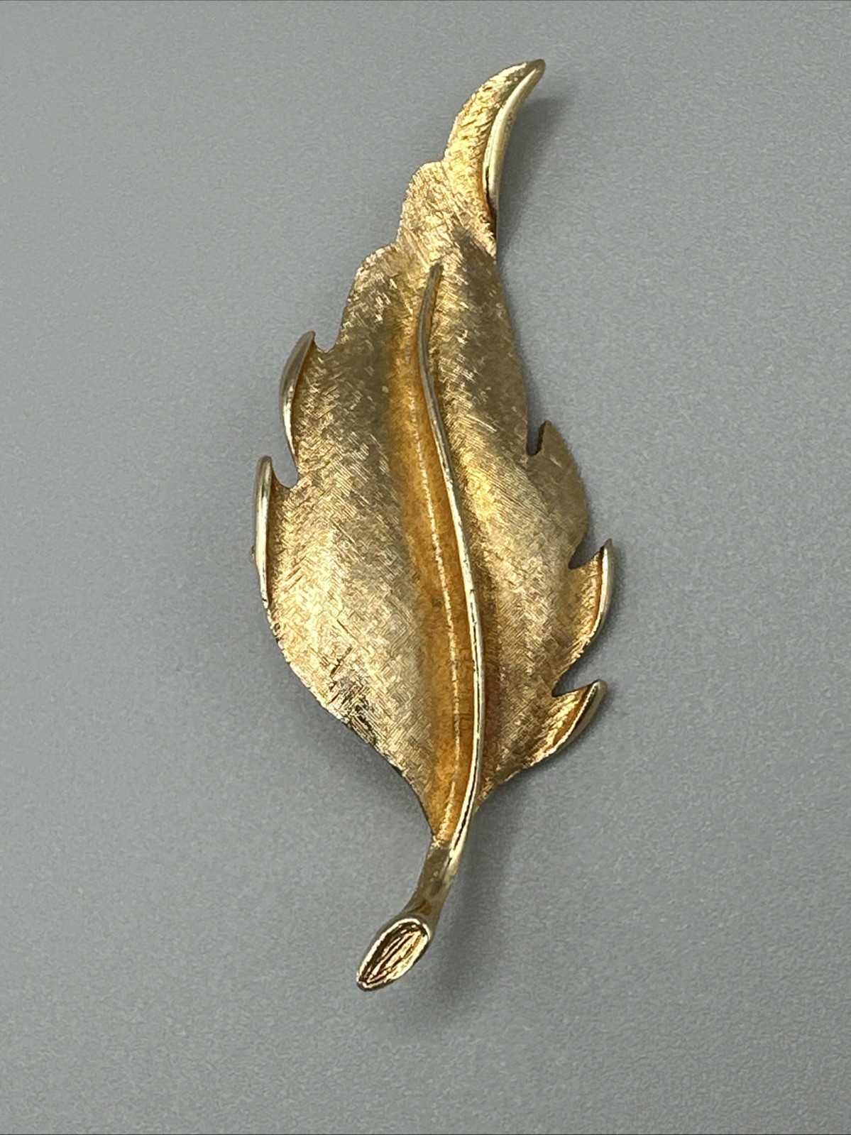 Vintage Leaf Brooch Gold Tone #885