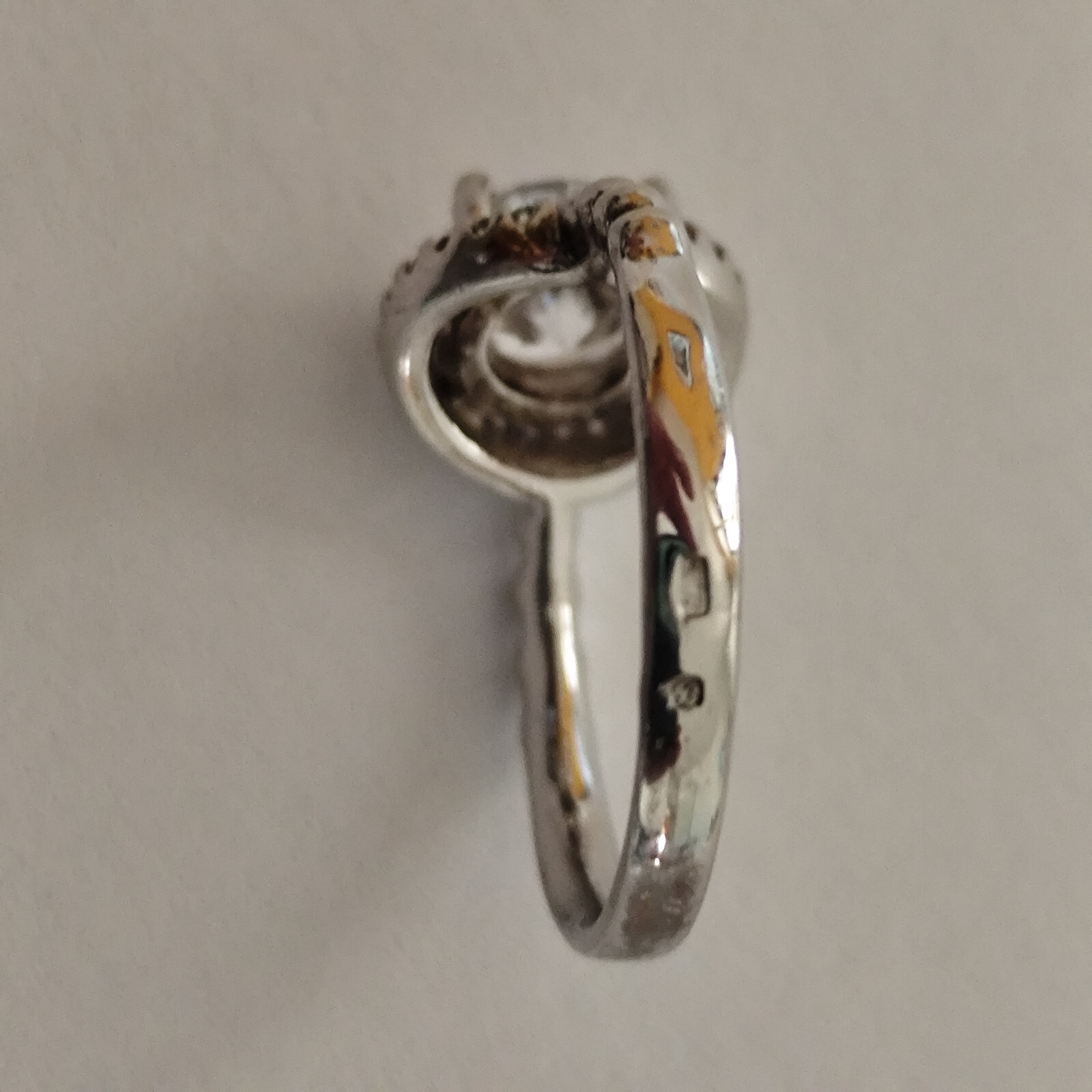 Silver ring size 52 with sparkling crystal in brilliant cut mint condition