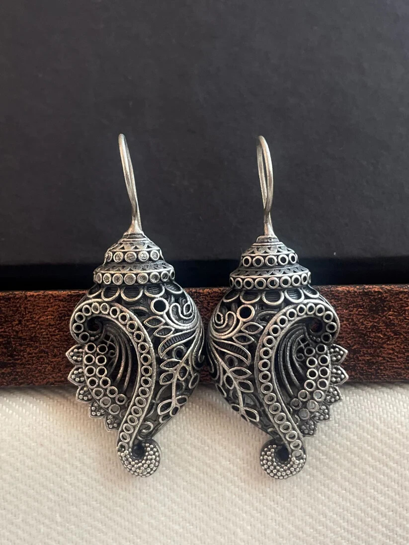 Shell Shape Black Polish artisanal Look antique Stud Earring