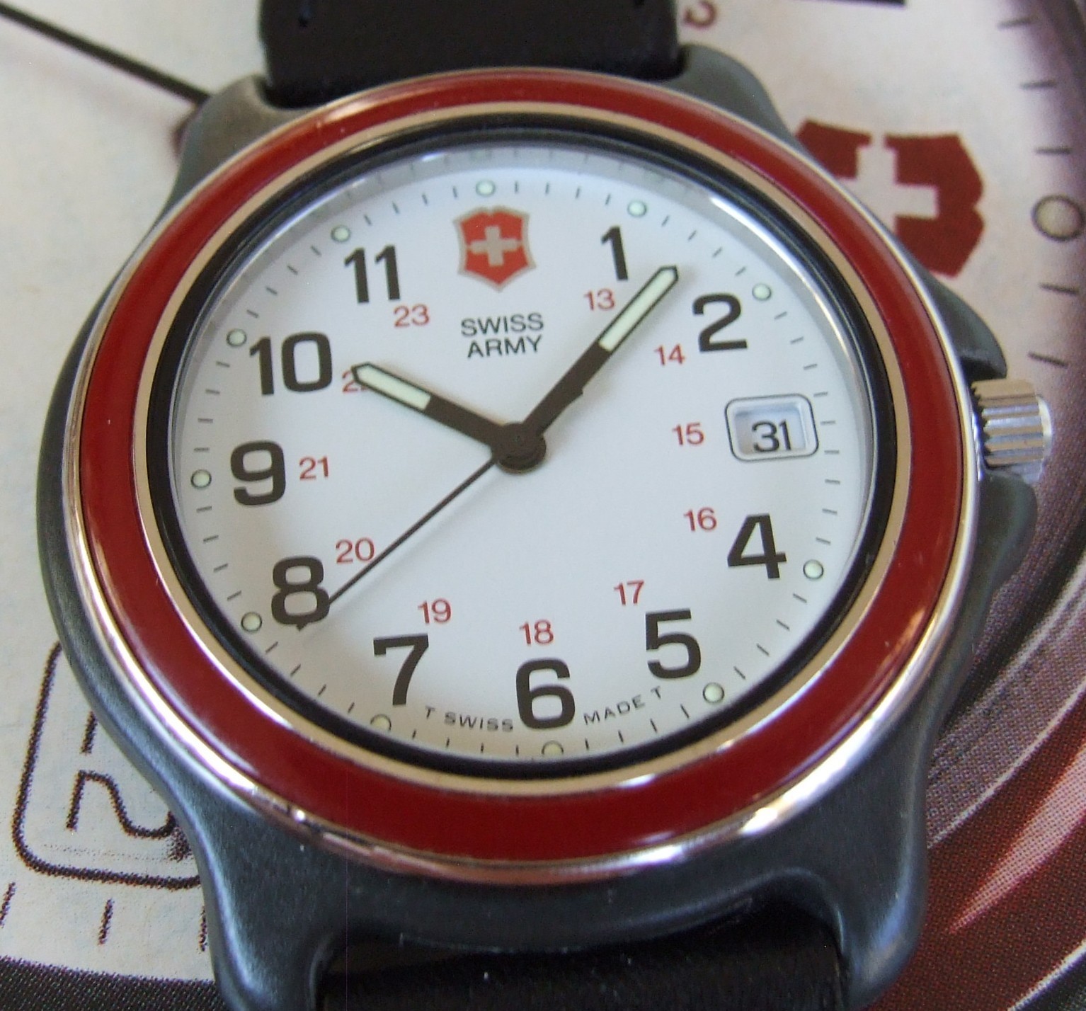 SWISS ARMY Watch~Men ‘The Famous’ ORIGINAL Series 2000 ClaSSiC RED~OEM STRAP~EUC