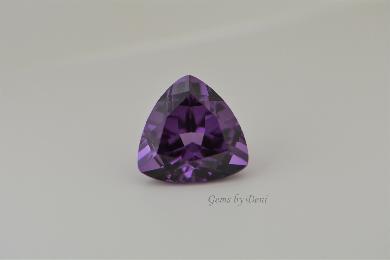 Lab-Created Alexandrite Trillion Shape Corundum (3x3mm-16x16mm)