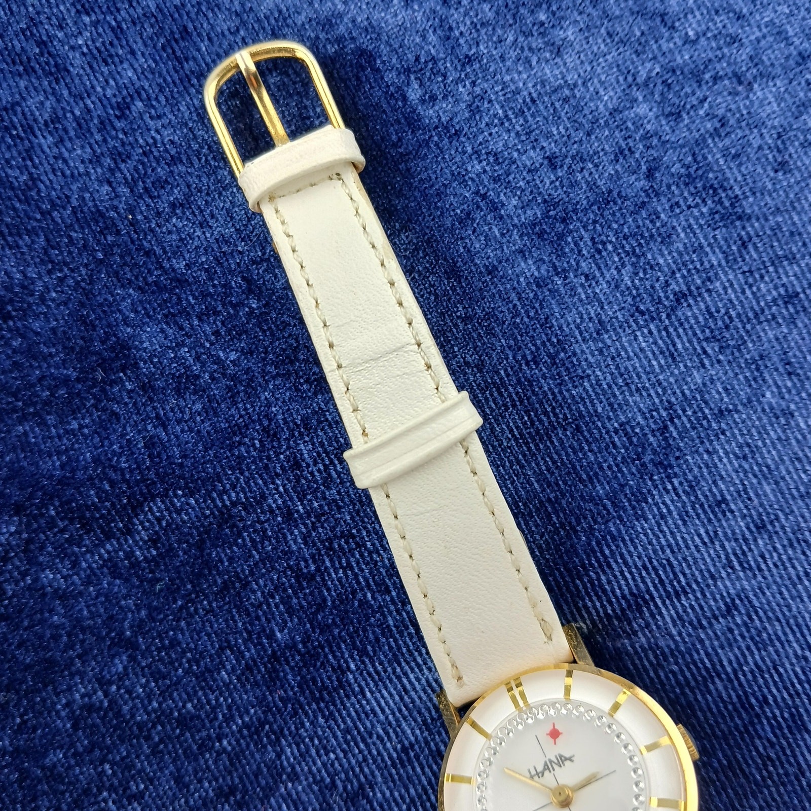 Hana Quartz Ladies Analog Wrist Watch white band numberless face works great